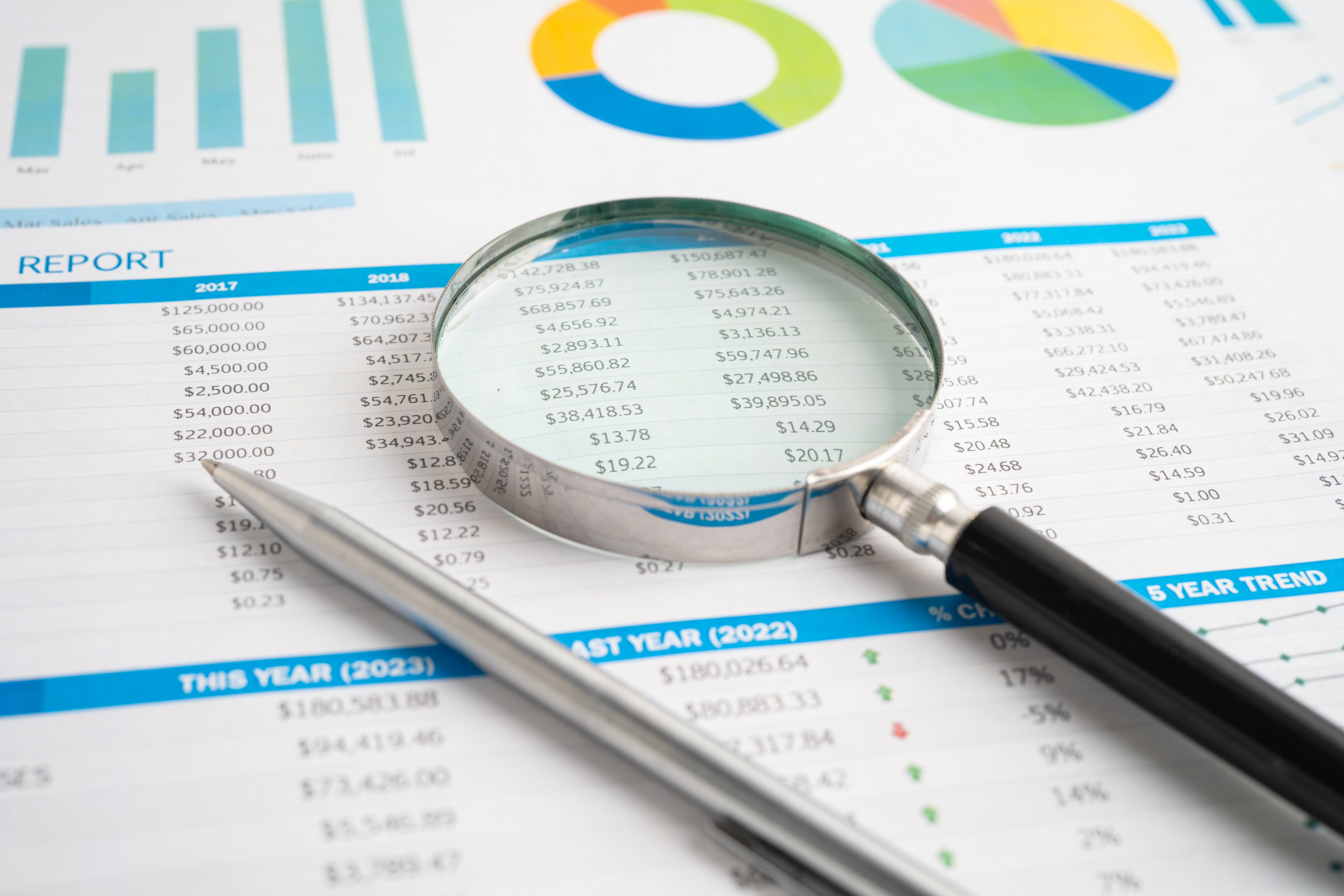 Documentos e relatórios financeiros sobre a mesa