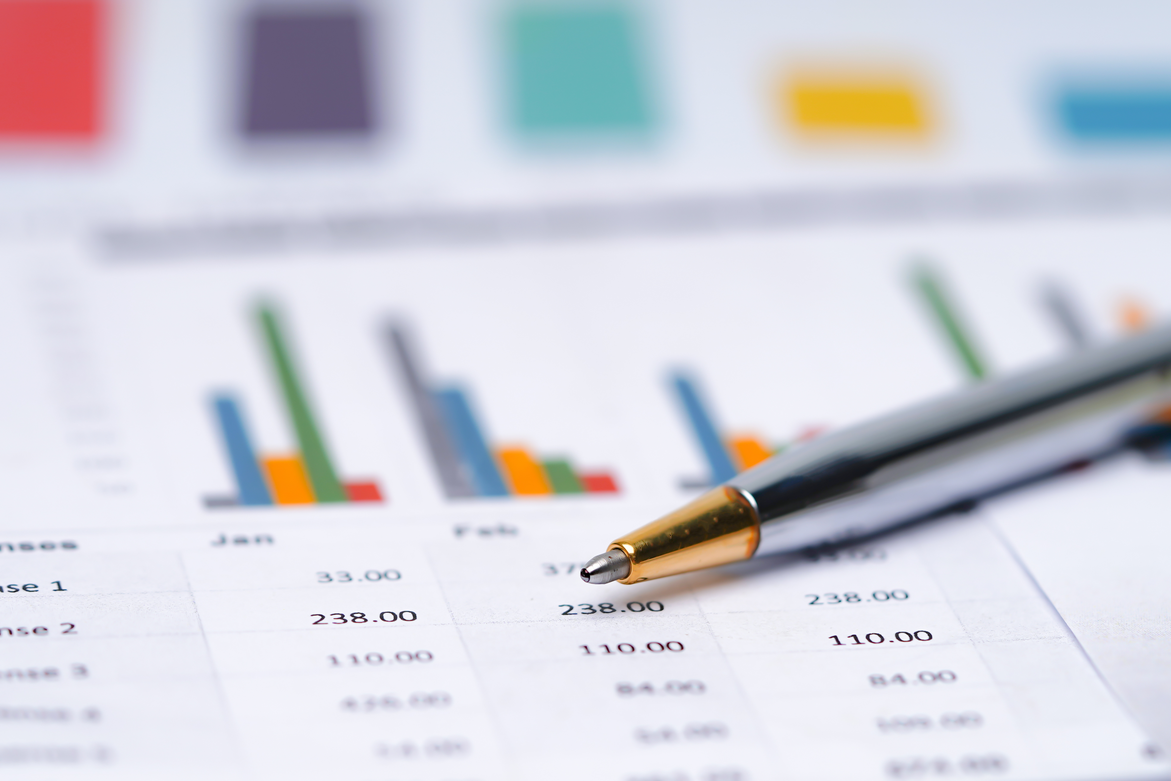 Planilha de fluxo de caixa com gráficos financeiros